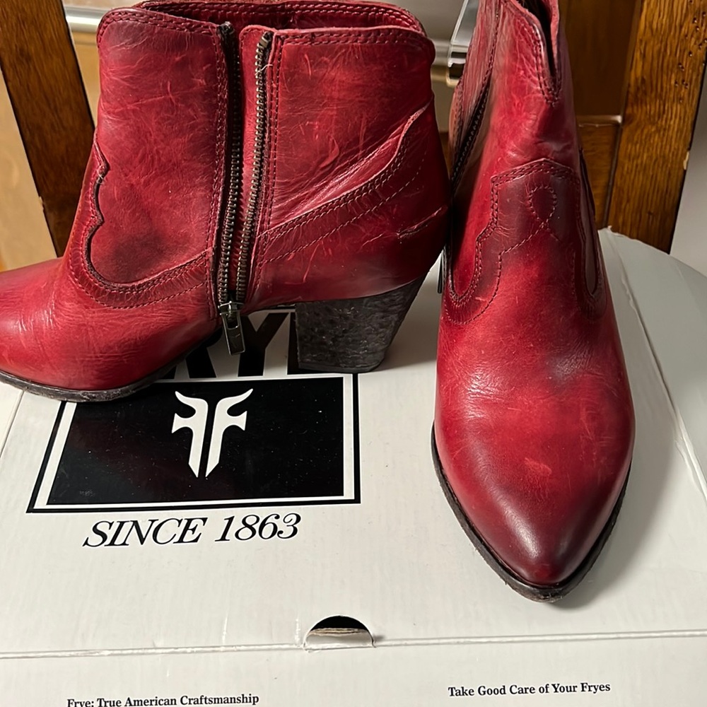 FRYE  RENEE SEAM SHORT BOOTIE  8M. Burgundy